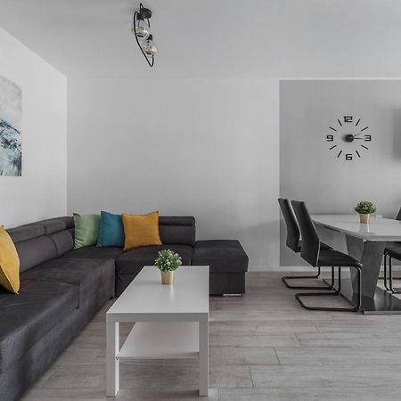 Ferienwohnung Ceyrat Flat Oradea Exterior foto