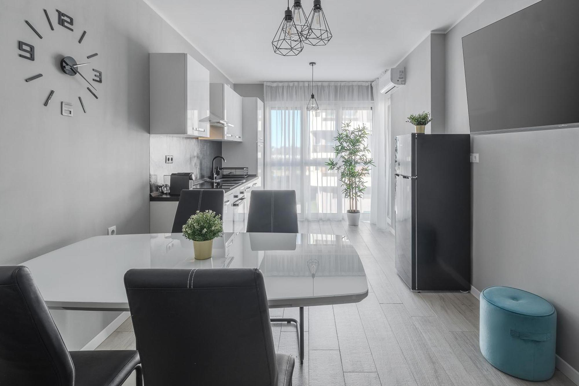 Ferienwohnung Ceyrat Flat Oradea Exterior foto